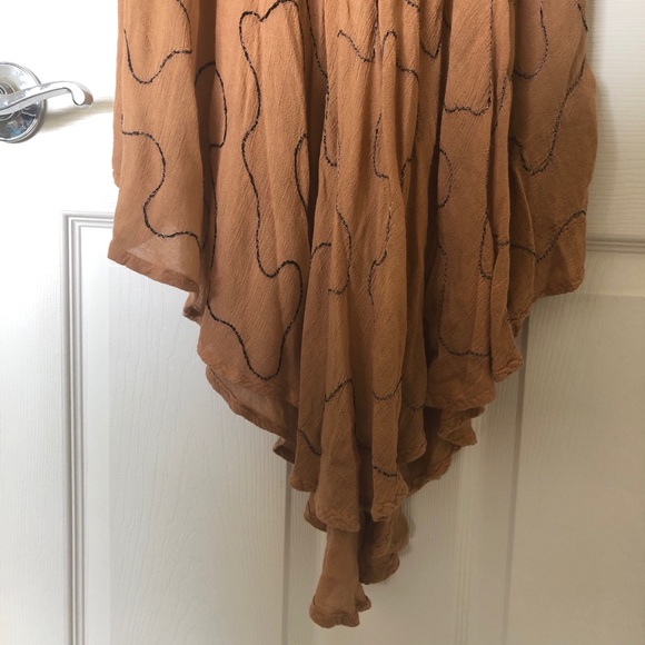 Long sleeveless dress with embroidery design. - Picture 3 of 3